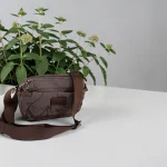 Bolso bandolera marrón chocolate de nylon acolchado para mujer