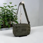 Bolso bandolera verde caqui de nylon acolchado para mujer