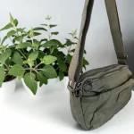 Bolso bandolera verde caqui de nylon acolchado para mujer