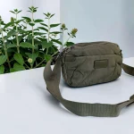 Bolso bandolera verde caqui de nylon acolchado para mujer