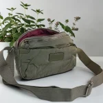 Bolso bandolera verde caqui de nylon acolchado para mujer