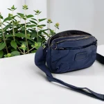 Bolso bandolera azul marino de nylon acolchado para mujer