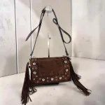 Bolso bandolera mujer marrón chocolate de antelina con flecos y tachas