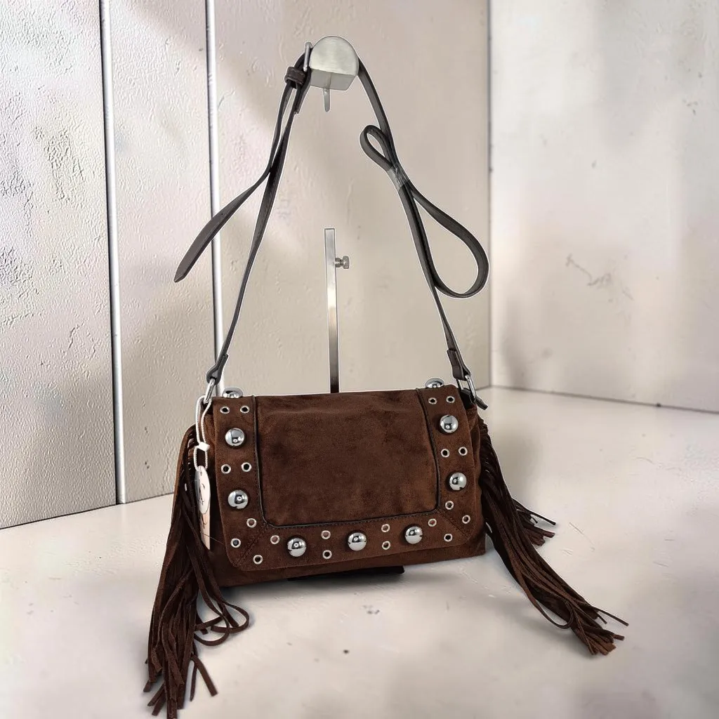 Bolso bandolera mujer marrón chocolate de antelina con flecos y tachas