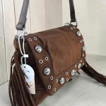 Bolso bandolera mujer marrón chocolate de antelina con flecos y tachas