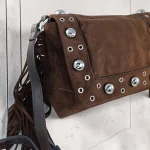 Bolso bandolera mujer marrón chocolate de antelina con flecos y tachas
