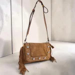 Bolso bandolera mujer camel de antelina con flecos y tachas