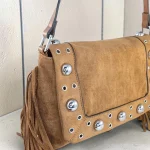 Bolso bandolera mujer camel de antelina con flecos y tachas