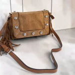 Bolso bandolera mujer camel de antelina con flecos y tachas