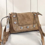Bolso bandolera mujer topo de antelina con flecos y tachas