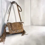 Bolso bandolera mujer topo de antelina con flecos y tachas