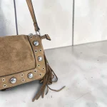 Bolso bandolera mujer topo de antelina con flecos y tachas