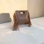Bolso taupe de mano y bandolera con flecos y tachuelas