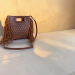 Bolso marrón de mano y bandolera con flecos y tachuelas para mujer