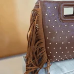 Bolso marrón de mano y bandolera con flecos y tachuelas para mujer