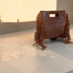 Bolso marrón de mano y bandolera con flecos y tachuelas para mujer