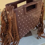Bolso marrón de mano y bandolera con flecos y tachuelas para mujer