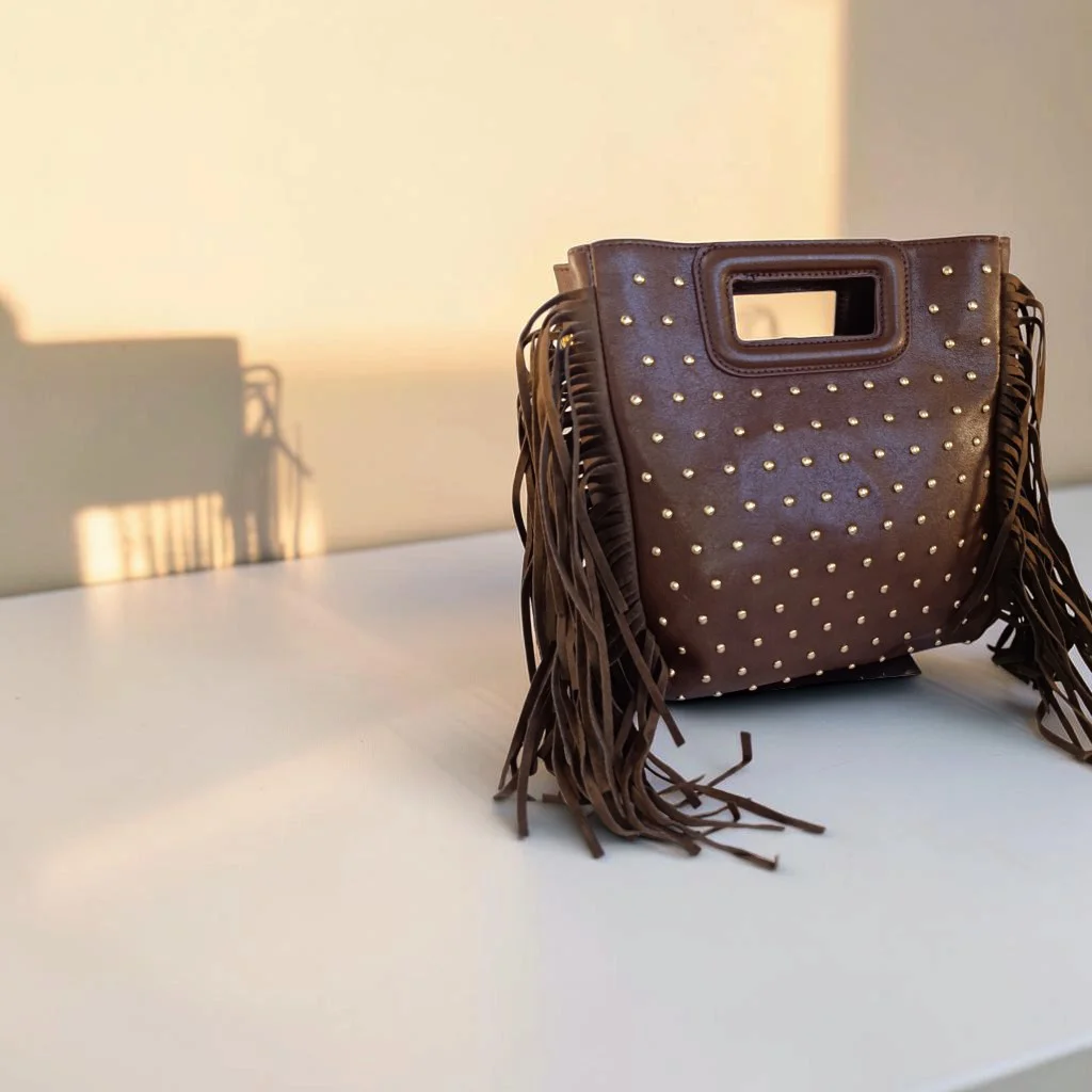 Bolso chocolate mujer de mano y bandolera con flecos y tachuelas