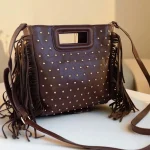 Bolso chocolate mujer de mano y bandolera con flecos y tachuelas