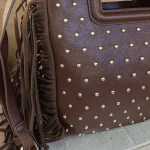 Bolso chocolate mujer de mano y bandolera con flecos y tachuelas