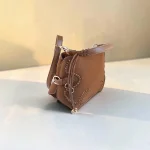 Bolso marrón de antelina con trenzado decorativo y herrajes metálicos