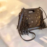 Bolso topo de antelina mujer de mano con flecos y detalles metálicos