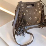 Bolso topo de antelina mujer de mano con flecos y detalles metálicos