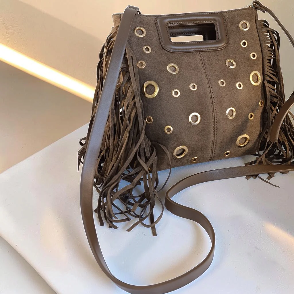 Bolso topo de antelina mujer de mano con flecos y detalles metálicos