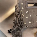 Bolso topo de antelina mujer de mano con flecos y detalles metálicos