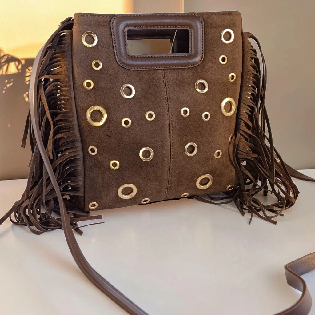 Bolso marrón chocolate de antelina mujer con flecos y tachuelas