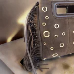 Bolso marrón chocolate de antelina mujer con flecos y tachuelas