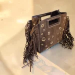 Bolso marrón chocolate de antelina mujer con flecos y tachuelas