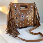 Bolso camel de piel vegana con flecos y tachuelas plateadas