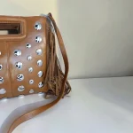 Bolso camel de piel vegana con flecos y tachuelas plateadas