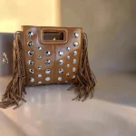 Bolso camel de piel vegana con flecos y tachuelas plateadas