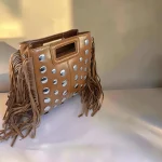 Bolso camel de piel vegana con flecos y tachuelas plateadas