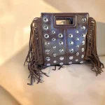 bolso camel con tachuelas