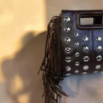 bolso camel con tachuelas