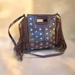 bolso camel con tachuelas