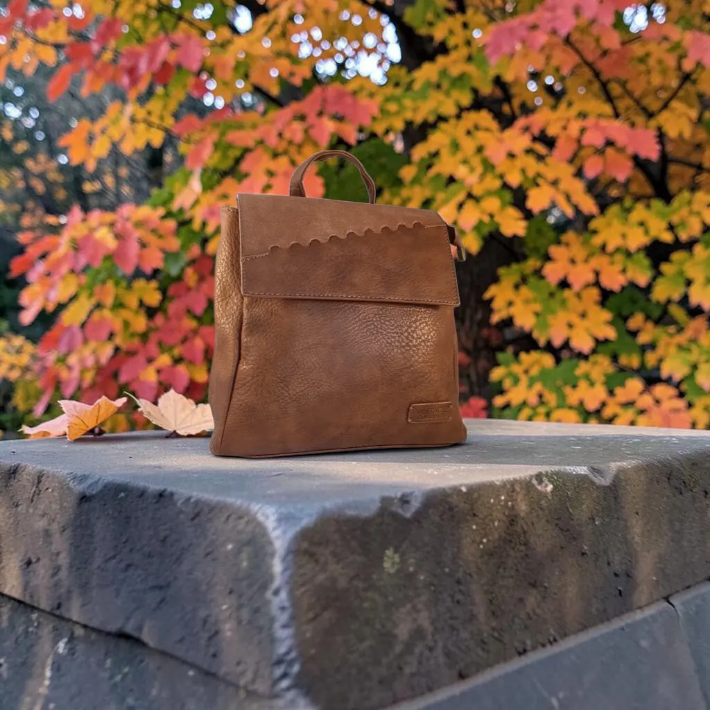 Mochila mujer camel de piel vegana con solapa