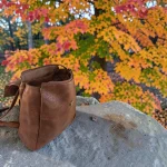 Mochila mujer camel de piel vegana con solapa