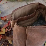 Mochila mujer camel de piel vegana con solapa