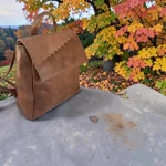 Mochila mujer camel de piel vegana con solapa