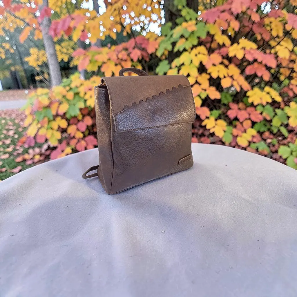 Mochila mujer marrón chocolate de piel vegana con solapa