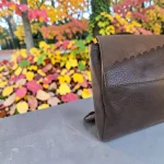 Mochila mujer marrón chocolate de piel vegana con solapa