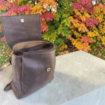 Mochila mujer marrón chocolate de piel vegana con solapa