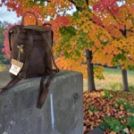 Mochila mujer marrón chocolate de piel vegana y antelina marrón mostaza y camel