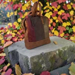 Mochila mujer camel de piel vegana y antelina en burdeos marrón y verde caqui