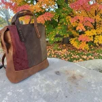 Mochila mujer camel de piel vegana y antelina en burdeos marrón y verde caqui