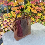 Mochila mujer camel de piel vegana y antelina en burdeos marrón y verde caqui